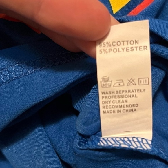 Boy's Superman T Shirt with Detachable Cape Size 5 - Picture 7 of 7